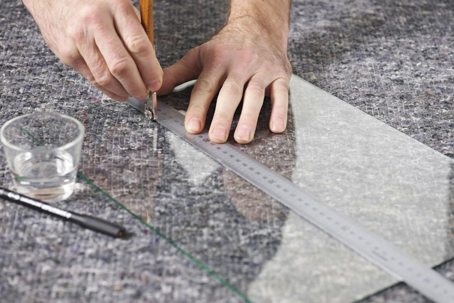 En glasskärare är ett billigt och genialiskt verktyg. Ska du skära mycket glas, kan du spara mycket pengar på glasskäraren. En glasskärare är ett billigt och genialiskt verktyg. Ska du skära mycket glas, kan du spara mycket pengar på glasskäraren.